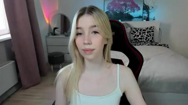 Image 8 of _emiliaaa Stream on Chaturbate on 16 months ago