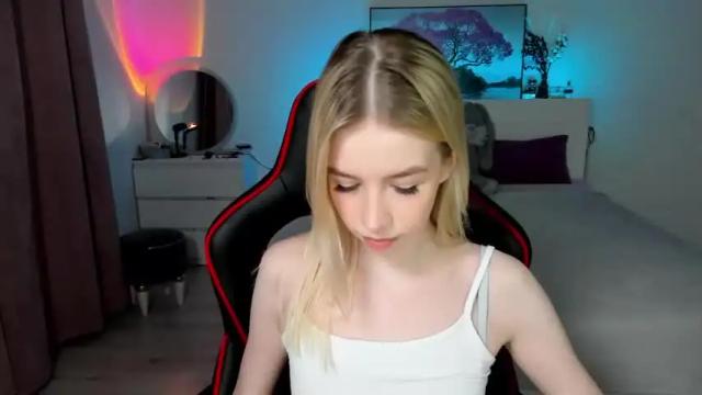Image 4 of _emiliaaa Stream on Chaturbate on 16 months ago