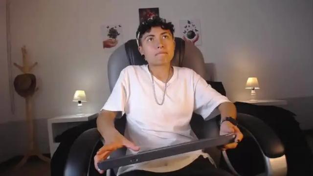 Image 2 of _ian_25 Stream on Chaturbate on 15 months ago