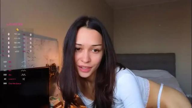 Image 2 of a_p_p_l_e Stream on Chaturbate on 1 month ago