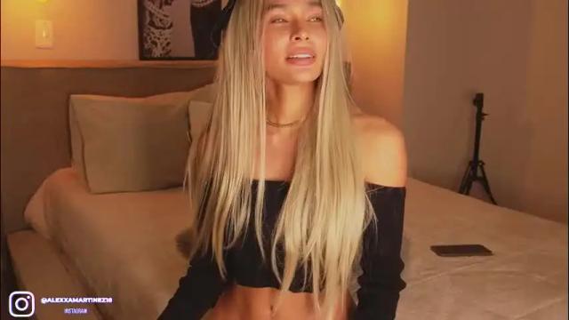 Image 2 of abril_w18 Stream on Chaturbate on 24 days ago