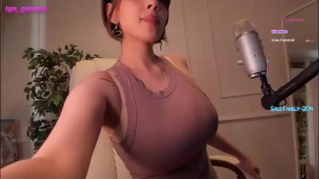 Image 3 of adalyn_glow Stream on Chaturbate on 2 months ago