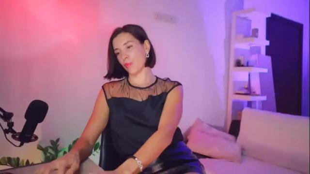 Image 3 of addictsqueen Stream on Chaturbate on 1 month ago