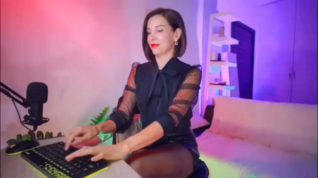 Image 6 of addictsqueen Stream on Chaturbate on 7 days ago