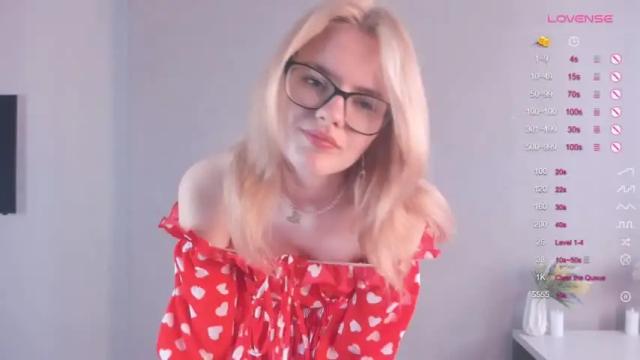 Image 2 of adeline_sweeeet Stream on Chaturbate on 12 months ago