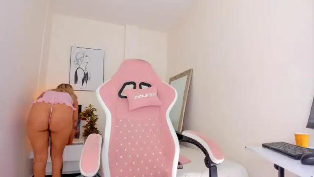 Image 4 of adria_ross Stream on Chaturbate on 2 months ago