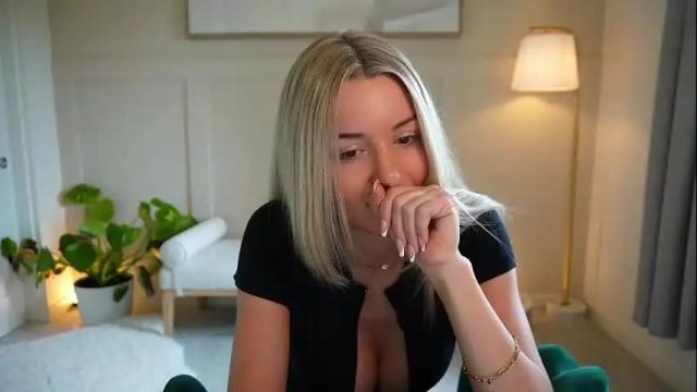 Image 12 of adriananorth Stream on Chaturbate on 3 months ago