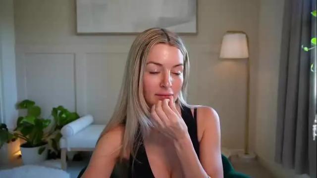 Image 12 of adriananorth Stream on Chaturbate on 3 months ago