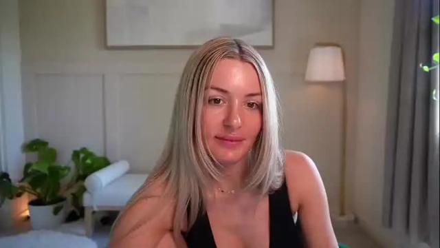 Image 3 of adriananorth Stream on Chaturbate on 3 months ago