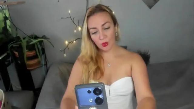 Image 4 of adrianapdes Stream on Chaturbate on 1 month ago