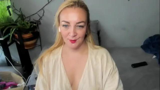 Image 11 of adrianapdes Stream on Chaturbate on 19 days ago