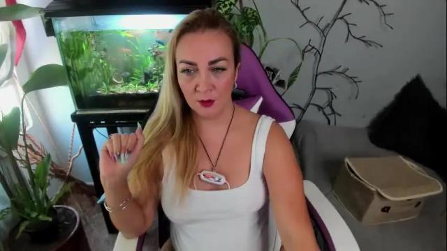 Image 2 of adrianapdes Stream on Chaturbate on 1 month ago