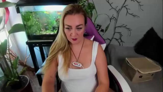 Image 3 of adrianapdes Stream on Chaturbate on 1 month ago