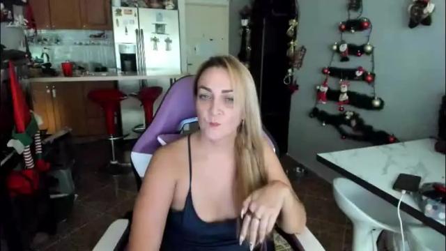 Image 7 of adrianapdes Stream on Chaturbate on 1 month ago