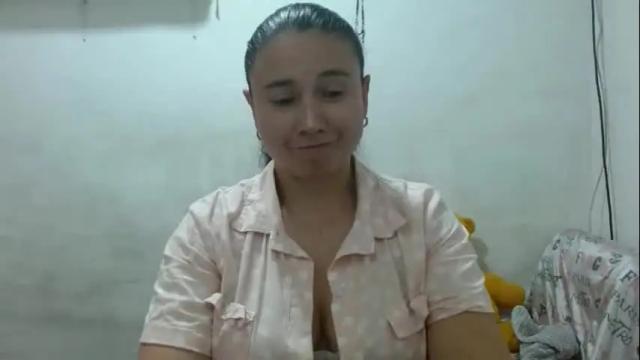 Image 2 of adrianatellez Stream on Chaturbate on 1 month ago