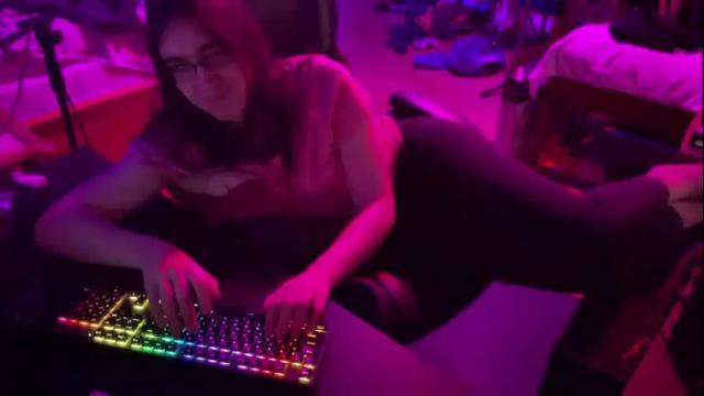 Image 3 of agirlandhercat Stream on Chaturbate on 17 months ago