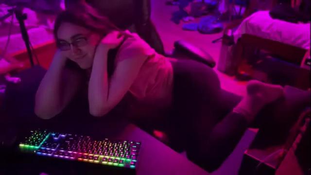 Image 4 of agirlandhercat Stream on Chaturbate on 17 months ago