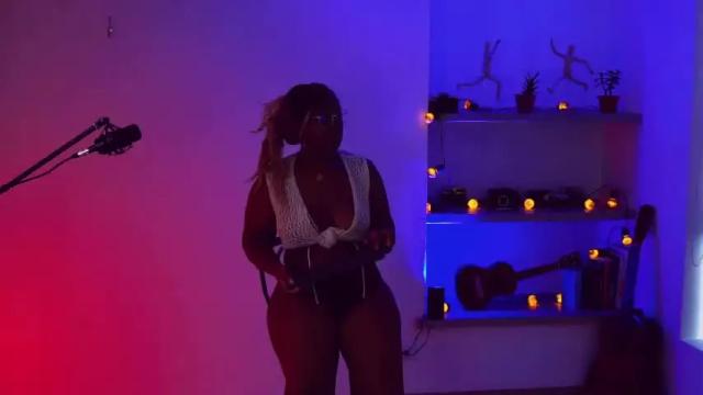 Image 10 of alaia_zain Stream on Chaturbate on 15 months ago