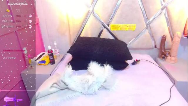 Image 12 of alejandra_martinss Stream on Chaturbate on 4 days ago