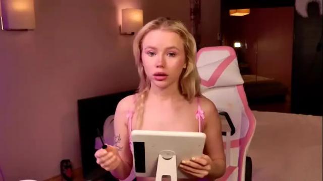 Image 4 of aleksalore Stream on Chaturbate on 1 month ago