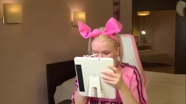 Image 3 of aleksalore Stream on Chaturbate on 25 days ago