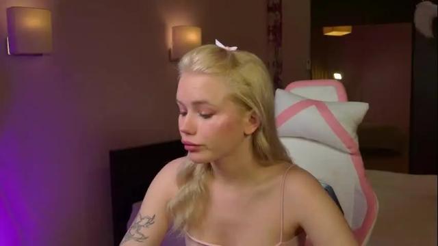 Image 4 of aleksalore Stream on Chaturbate on 25 days ago