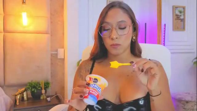 Image 3 of alessialondon Stream on Chaturbate on 1 month ago