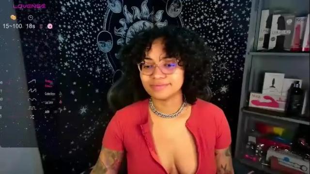 Image 2 of alesyahampton Stream on Chaturbate on 24 days ago