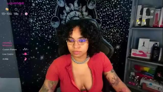 Image 3 of alesyahampton Stream on Chaturbate on 24 days ago