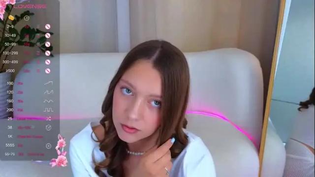 Image 4 of alice_charmy Stream on Chaturbate on 24 days ago