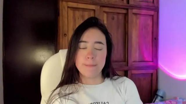 Image 6 of alicee_2 Stream on Chaturbate on 17 months ago