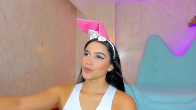 Image 2 of alicekiing Stream on Chaturbate on 15 months ago