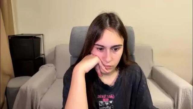 Image 3 of alicekollt Stream on Chaturbate on 3 months ago