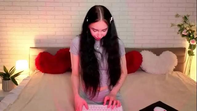 Image 2 of aliceplaysss Stream on Chaturbate on 26 days ago