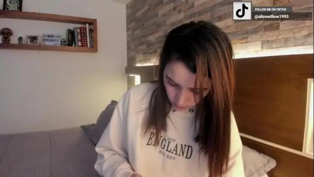 Image 2 of alicewillow Stream on Chaturbate on 4 months ago