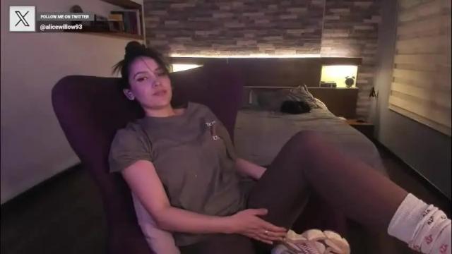 Image 2 of alicewillow Stream on Chaturbate on 23 days ago
