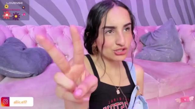 Image 2 of aliice18 Stream on Chaturbate on 13 months ago