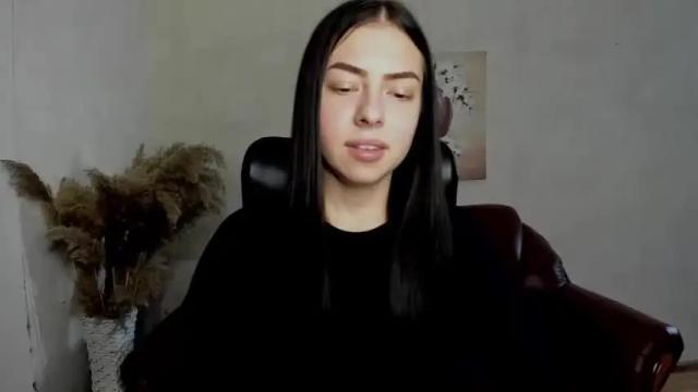 Image 7 of alina_simmons Stream on Chaturbate on 20 months ago