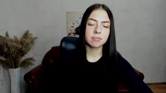 Image 12 of alina_simmons Stream on Chaturbate on 17 months ago