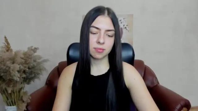 Image 3 of alina_simmons Stream on Chaturbate on 19 months ago