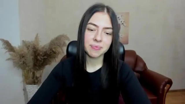 Image 2 of alina_simmons Stream on Chaturbate on 16 months ago