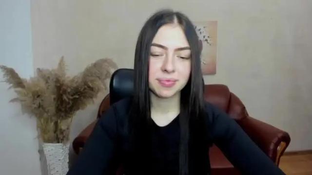 Image 4 of alina_simmons Stream on Chaturbate on 16 months ago