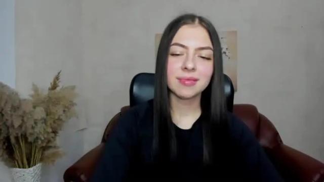 Image 3 of alina_simmons Stream on Chaturbate on 16 months ago