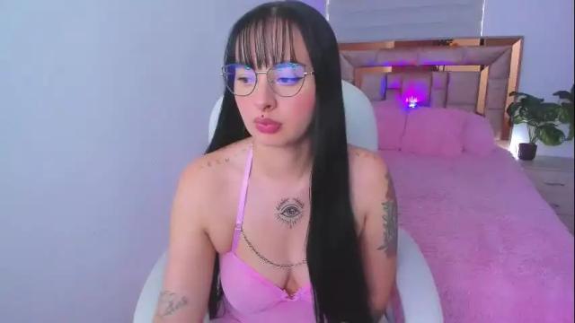 Image 2 of alisia_rose Stream on Chaturbate on 1 month ago