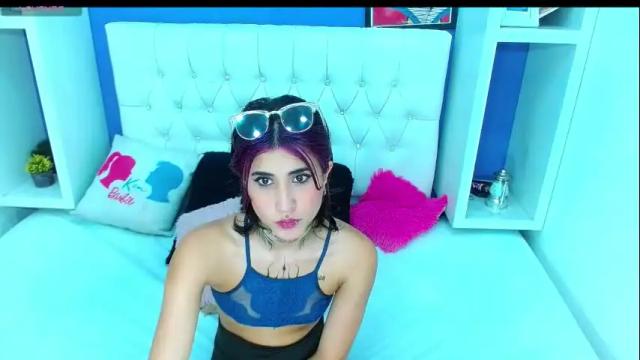 Image 3 of aliss_diiaz Stream on Chaturbate on 1 month ago
