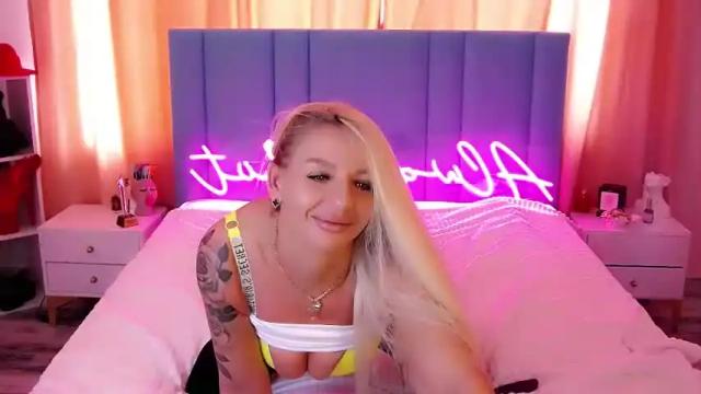 Image 3 of allwayshottt Stream on Chaturbate on 12 months ago