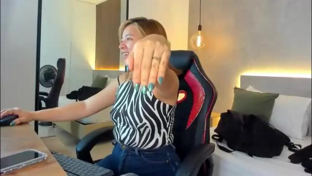 Image 2 of alma_fenix Stream on Chaturbate on 1 month ago