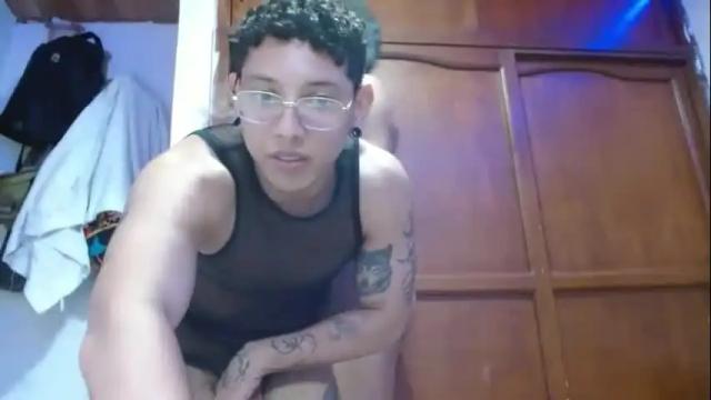 Image 2 of alogenotwink Stream on Chaturbate on 3 days ago