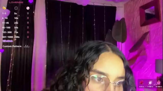 Image 3 of ambar_devon Stream on Chaturbate on 1 month ago