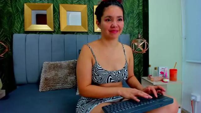 Thumbnail 3, ambar_reyes_gb's Stream at Chaturbate, 16 months ago